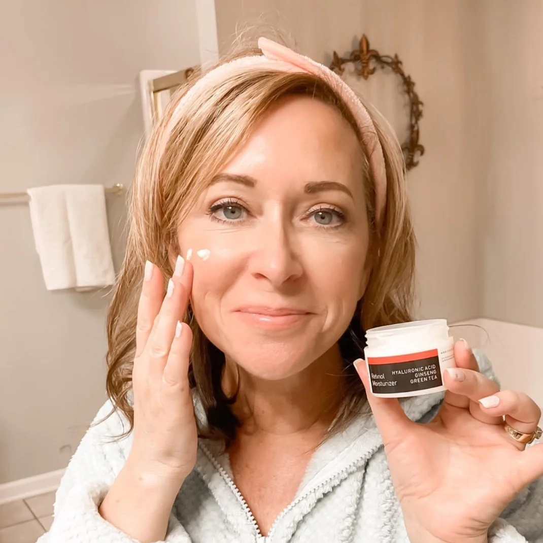 Customer using YEOUTH Retinol Moisturizer